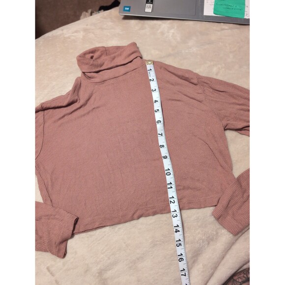 Tan crop top turtle neck long sleeve size medium - Picture 4 of 5